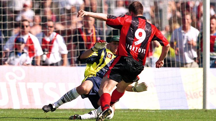 Der Höhepunkt eines verrückten 34. Spieltags der Saison 1998/1999: In Frankfurt fällt das 5:1 - das Tor zum Klassenerhalt für Eintracht Frankfurt.