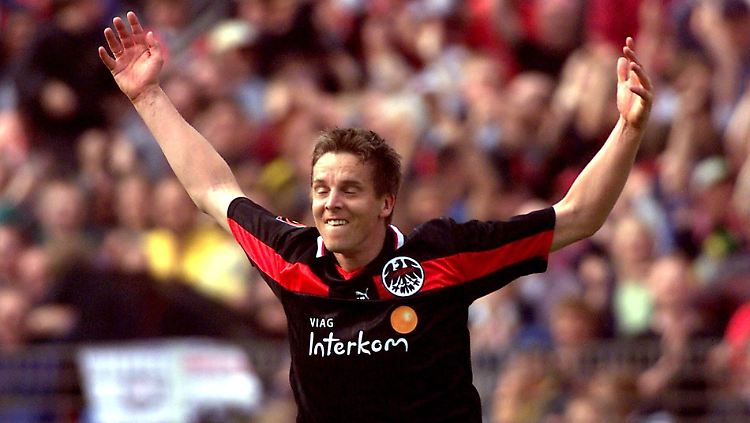 Nur Fliegen ist schöner: Åge Fjørtoft jubelt im Trikot der Frankfurter Eintracht.