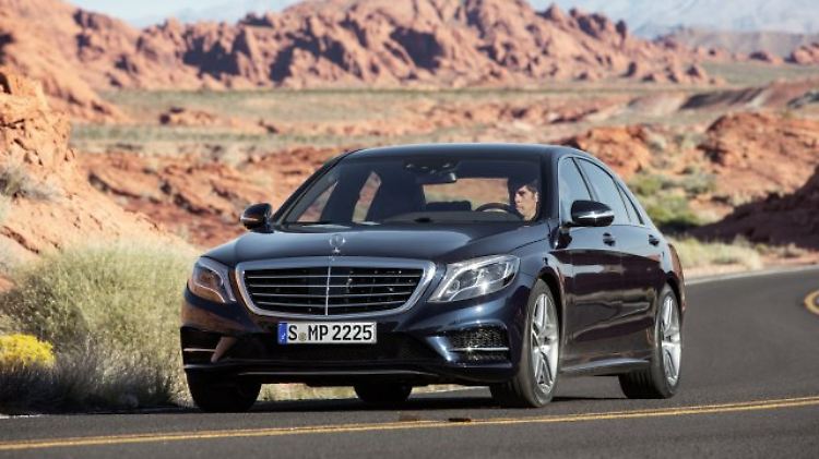 Die Mercedes S-Klasse entscheidet das Rennen in der Oberklasse knapp für sich.