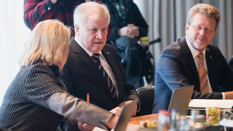 Das Kabinett gibt Seehofers Plan "Damit Deutschland Deutschland bleibt" seine Zustimmung.