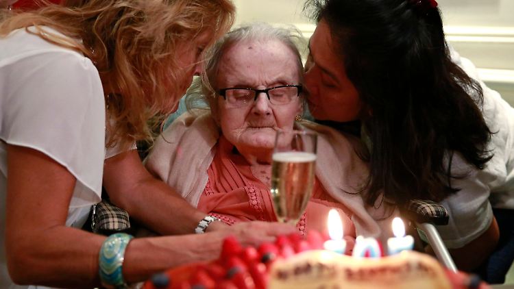 Clare Hollingworth an ihrem 105. Geburtstag.
