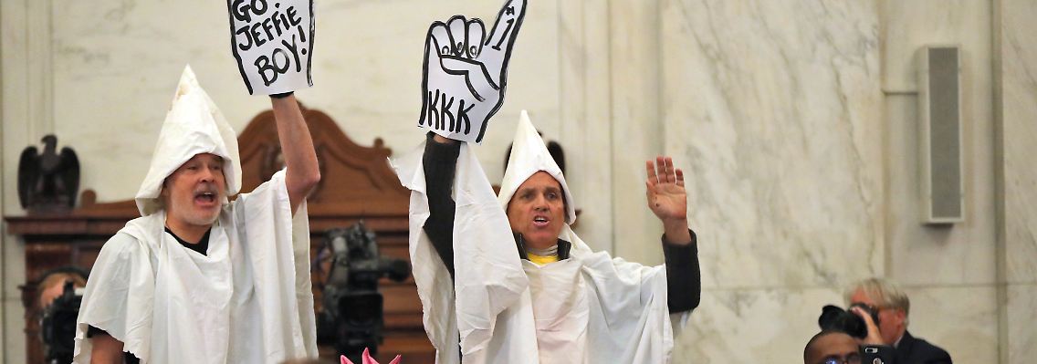 Die Aktivisten drangen in den Saal ein, um gegen Sessions zu protestieren.
