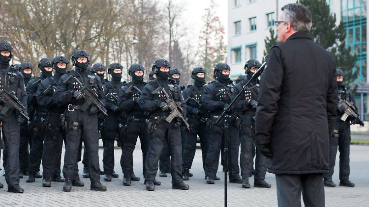 Innenminister de Maizière mit Anti-Terror-Einheiten.