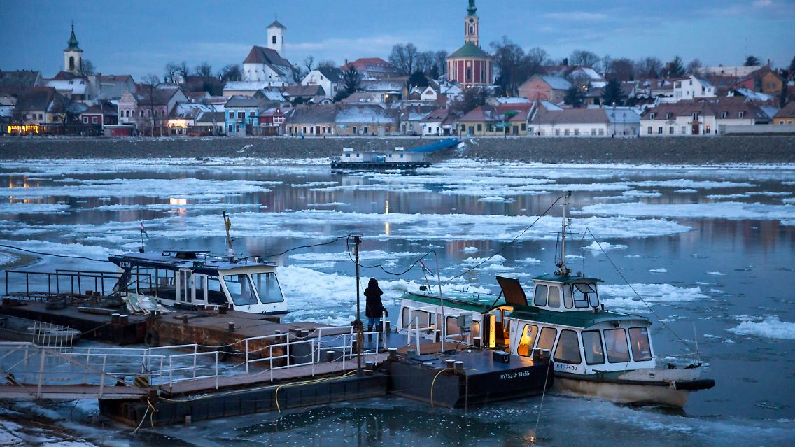 Die Schifffahrt auf der Donau wurde wegen treibender Eisschollen eingestellt.