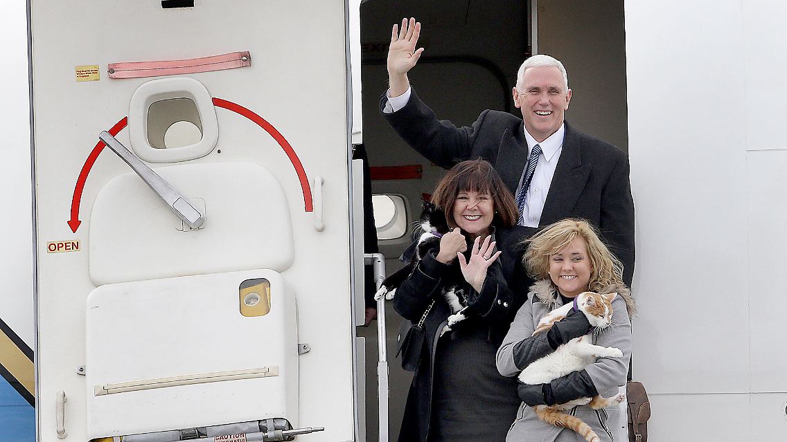 Ist natürlich nicht verboten, sich dabei filmen zu lassen, wie man seine Katzen aus dem Flugzeug trägt, aber der tierfreundliche Herr Pence inszeniert sich aber auch ein ganz klein wenig für die Bürger daheim.