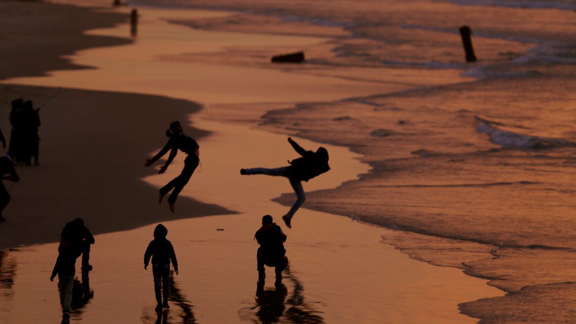 Menschliche Silhouetten am Strand von Gaza-Stadt.