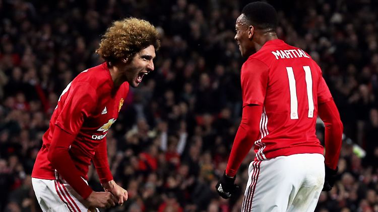 Marouane Fellaini (l.) traf kurz vor Schluss für Manchester United.