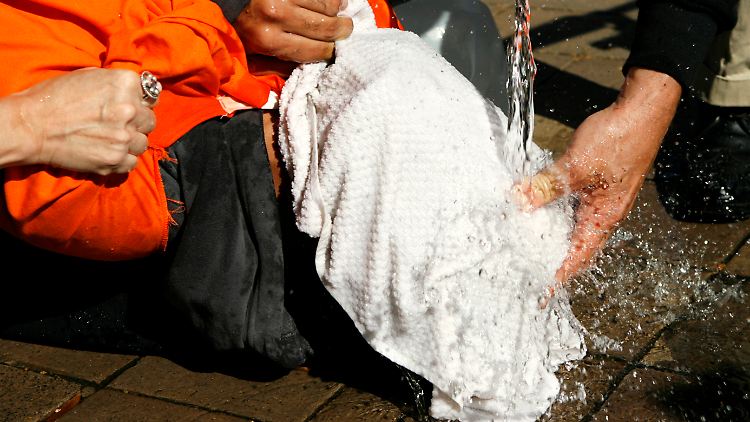 Aktivisten demostrieren bei einer Protestaktion in Washington die Foltermethode des Waterboarding.