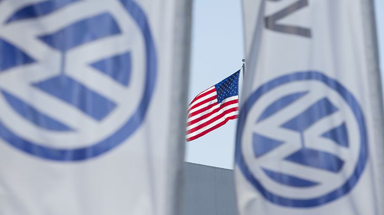 VW-Flaggen vor der US-Fahne: Kauft sich der Konzern frei?