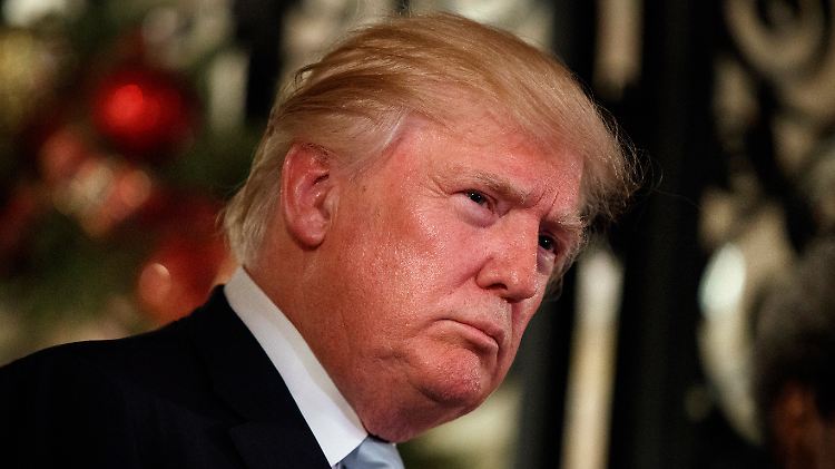 Trump reagiert auf die Vorwürfe: "Falschinformationen - eine totale politische Hexenjagd."