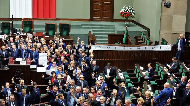 Wiederholen sich heute solche Szenen? Polnische Oppositionspolitiker besetzen im Dezember aus Protest gegen die PiS-Regierung das Rednerpult des Parlaments.