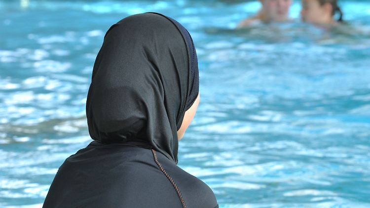 Der Islamwissenschaftler Ourghi bezeichnet die strikte Trennung der Geschlechter als "historisches Produkt der männlichen Herrschaft". Theologisch lasse sich dies nicht begründen.