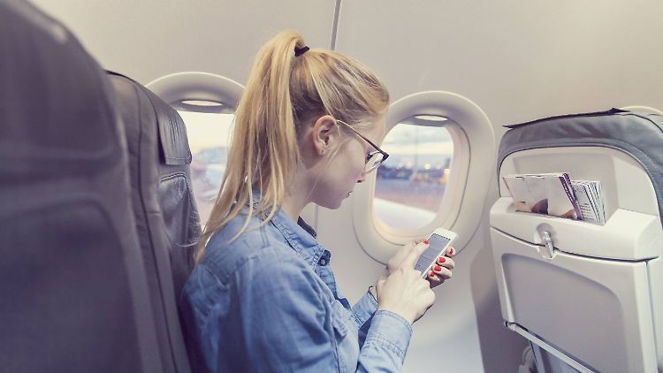 Lufthansa setzt an Bord eine neue Technologie ein, die eine Internetnutzung möglich macht.