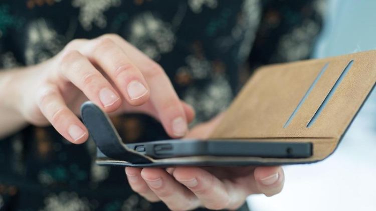Nutzer von Banking-Apps sollten sich vorher über die Transaktionskosten informieren.