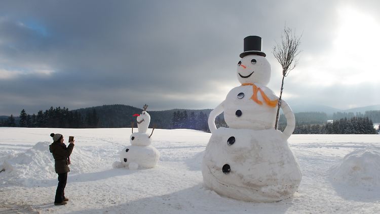 Sturmflutgefahr und sinkende Schneefallgrenzen: In Eibenstock im Erzgebirge freut sich ein 6,50 Meter großer Schneemann auf den "nächsten Schwall Polarluft".