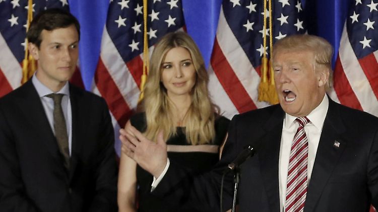 Donald Trump mit Lieblingstochter und Schwiegersohn bei einem Wahlkampfauftritt.