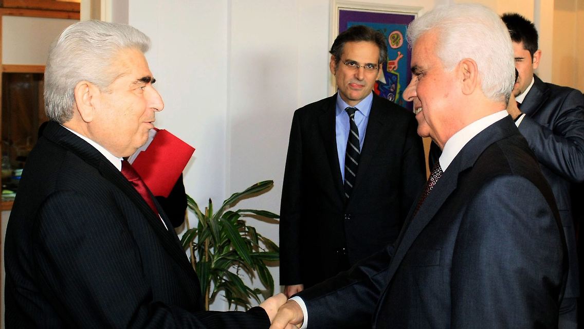 Der griechisch-zyprische Präsident der Republik Zypern, Dimitris Christofias (l), und der Präsident der nur von der Türkei anerkannten Türkischen Republik Nordzypern, Dervis Eroglu bei einem Treffen Anfang November in der UN-Pufferzone auf Zypern.