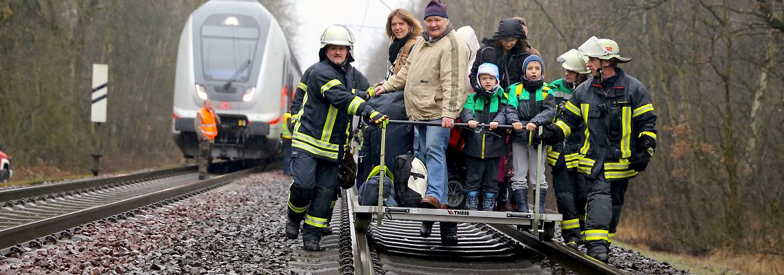 Mit Loren wurden die Passagiere zum nächsten Bahnübergang gebracht.