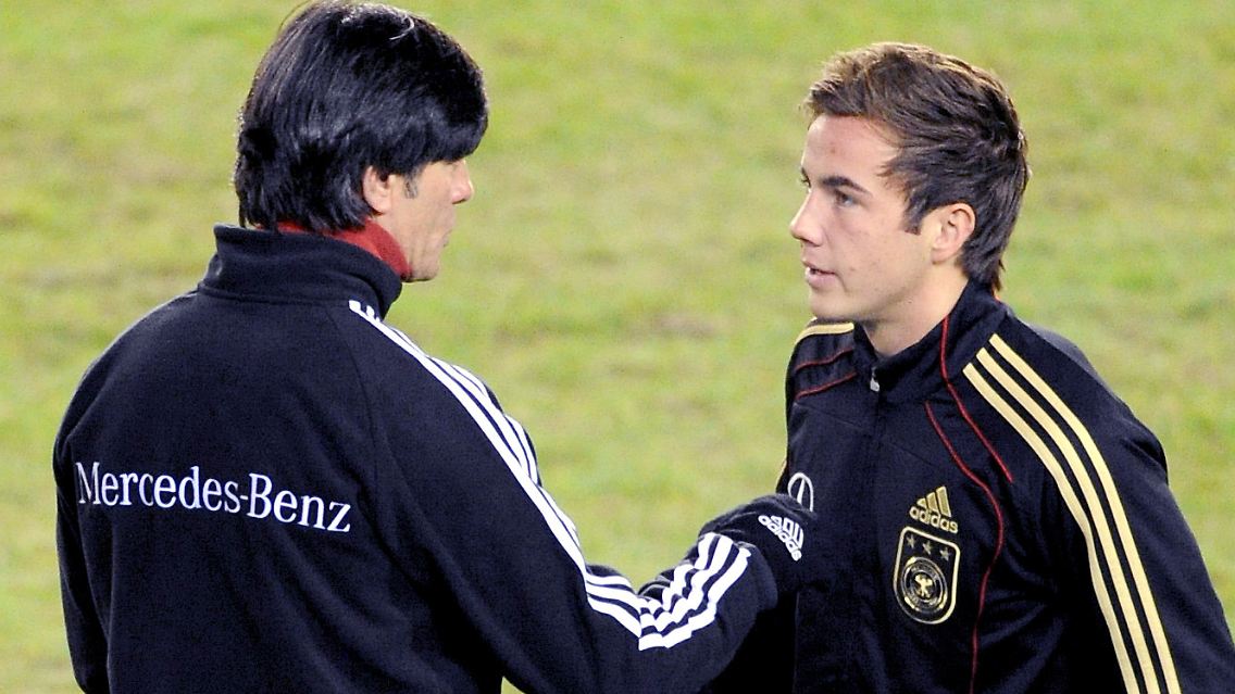 Da hört er genau zu: Dortmunds Mario Götze lauscht den Worten des Bundestrainers.