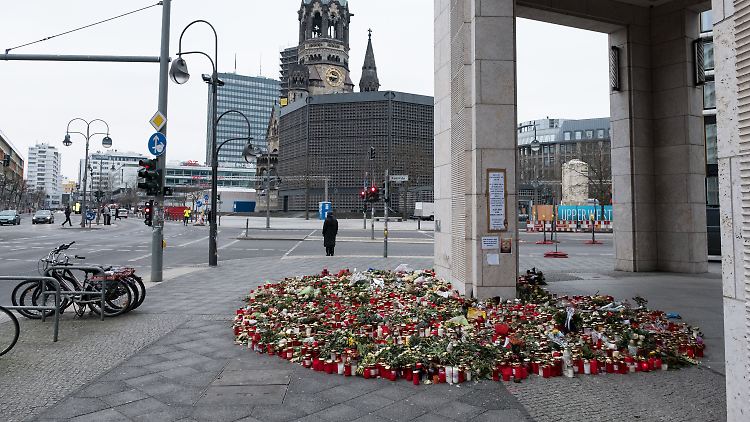Blumen am Ort des Anschlags.