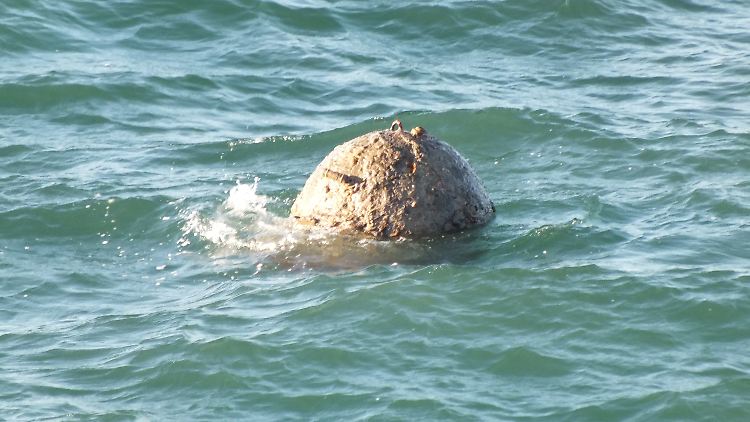 Die explosive Seemine treibt in der Nordsee. Später wurde sie auf einer Sandbank gesprengt.