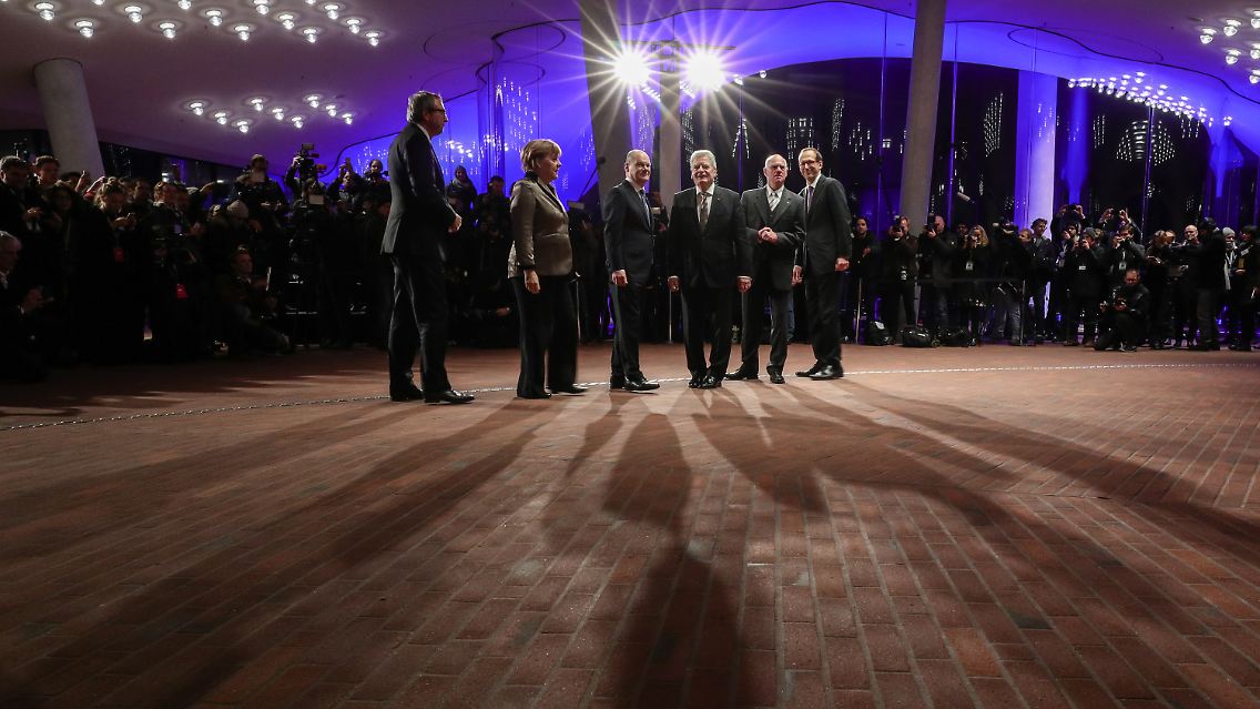 Verfassungsrichter Voßkuhle, Kanzlerin Merkel, Hamburgs Bürgermeister, Scholz, Bundespräsident Gauck, Bundestagspräsident Lammert, Intendant Lieben-Seutter - mehr Elite geht kaum als bei der Eröffnung der Elbphilharmonie.