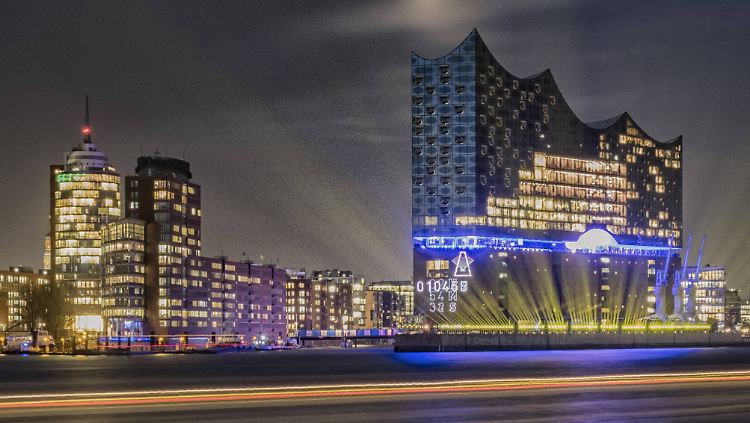 In abendlichem Glanz: die Hamburger Elbphilharmonie.