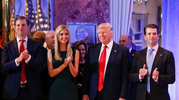 Donald Trump inmitten seiner Kinder Eric, Ivanka und Donald Jr.