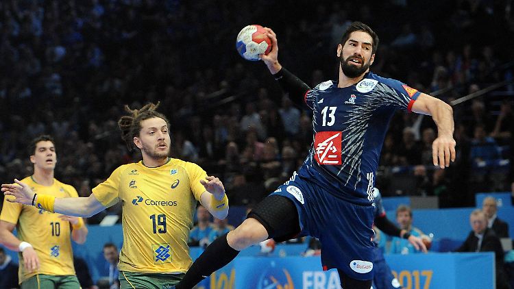Nikola Karabatic (r.) wirft, die Brasilianer gucken hinterher.
