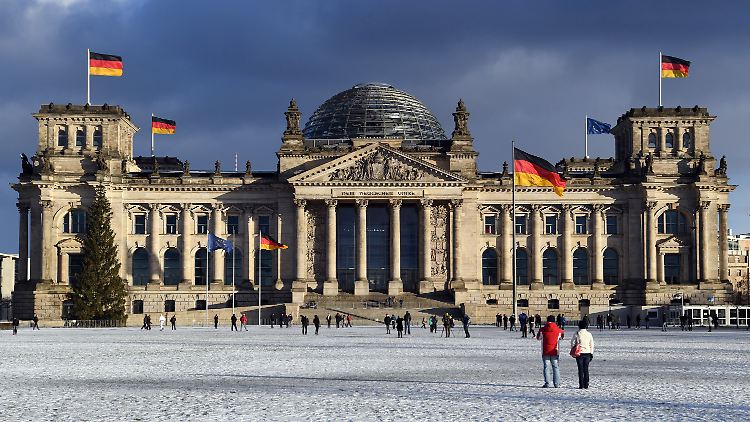 Solide wirtschaftliche Stärke im Zenturm Europas: Das Berliner Reichstagsgebäude im Licht der Januarsonne.