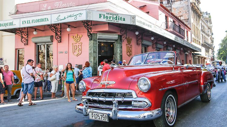 Die Bar "Floridita" in Havanna wurde vor Jahrzehnten gern von Ernest Hemingway besucht - heute von Touristen.