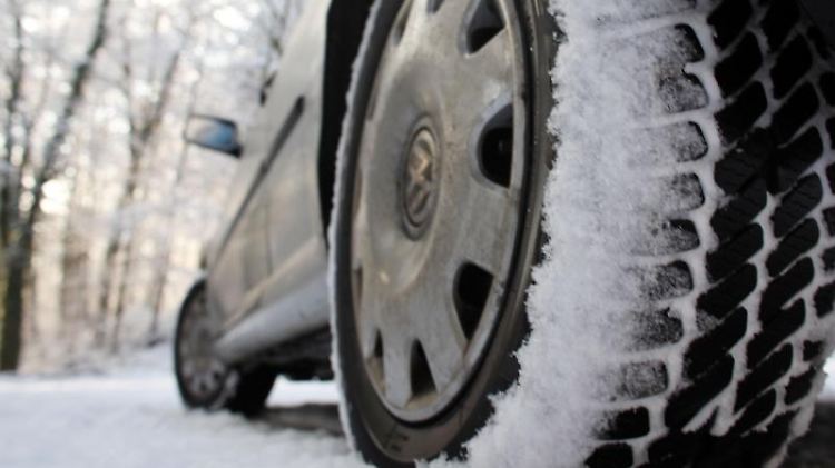 Damit das Auto bei Schnee und Glätte vom Fleck kommt, kann es helfen, im zweiten Gang anzufahren.