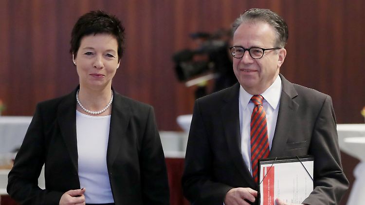 Der bisherige Chef des Bamf, Frank-Jürgen Weise und seine Nachfolgerin, Jutta Cordt.