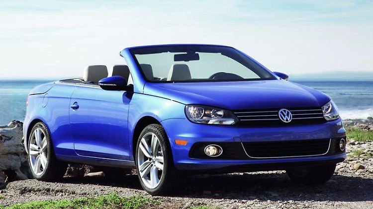 Optisch leicht überarbeitet und mit sparsameren Motoren bringt VW das Cabrio-Coupé Eos Mitte Januar 2011 zu den Händlern.