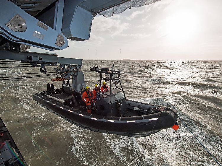 Das neu konzipierte Festrumpfschnellboot "Buster" wird von der "Baden-Württemberg" zu Wasser gelassen.
