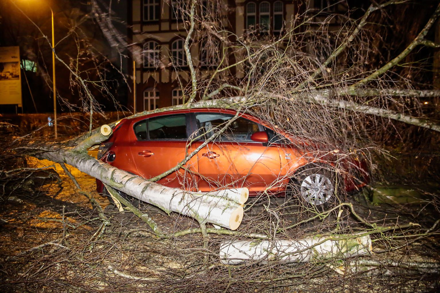 Freitag, der 13. in Deutschland: In der Nacht braust ein starker Wintersturm von Frankreich kommend Richtung Deutschland.