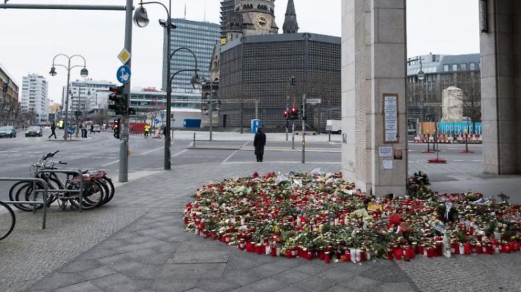 Spontan legten viele Menschen Kerzen und Blumen in der Nähe des Anschlagsorts ab. Künftig soll es dafür einen festen, würdigen Ort geben.