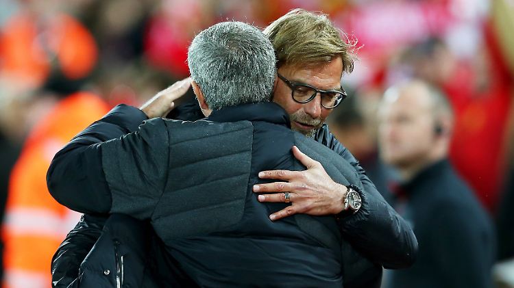 Na, wen umarmt Jürgen Klopp da?