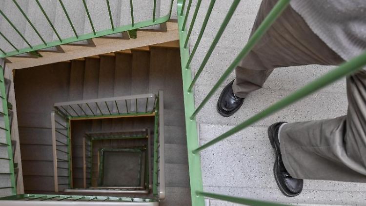 Egal, wie alt die Bewohner sind: Ist die Eigentümergemeinschaft gegen einen Aufzug, bleibt nur die Treppe.