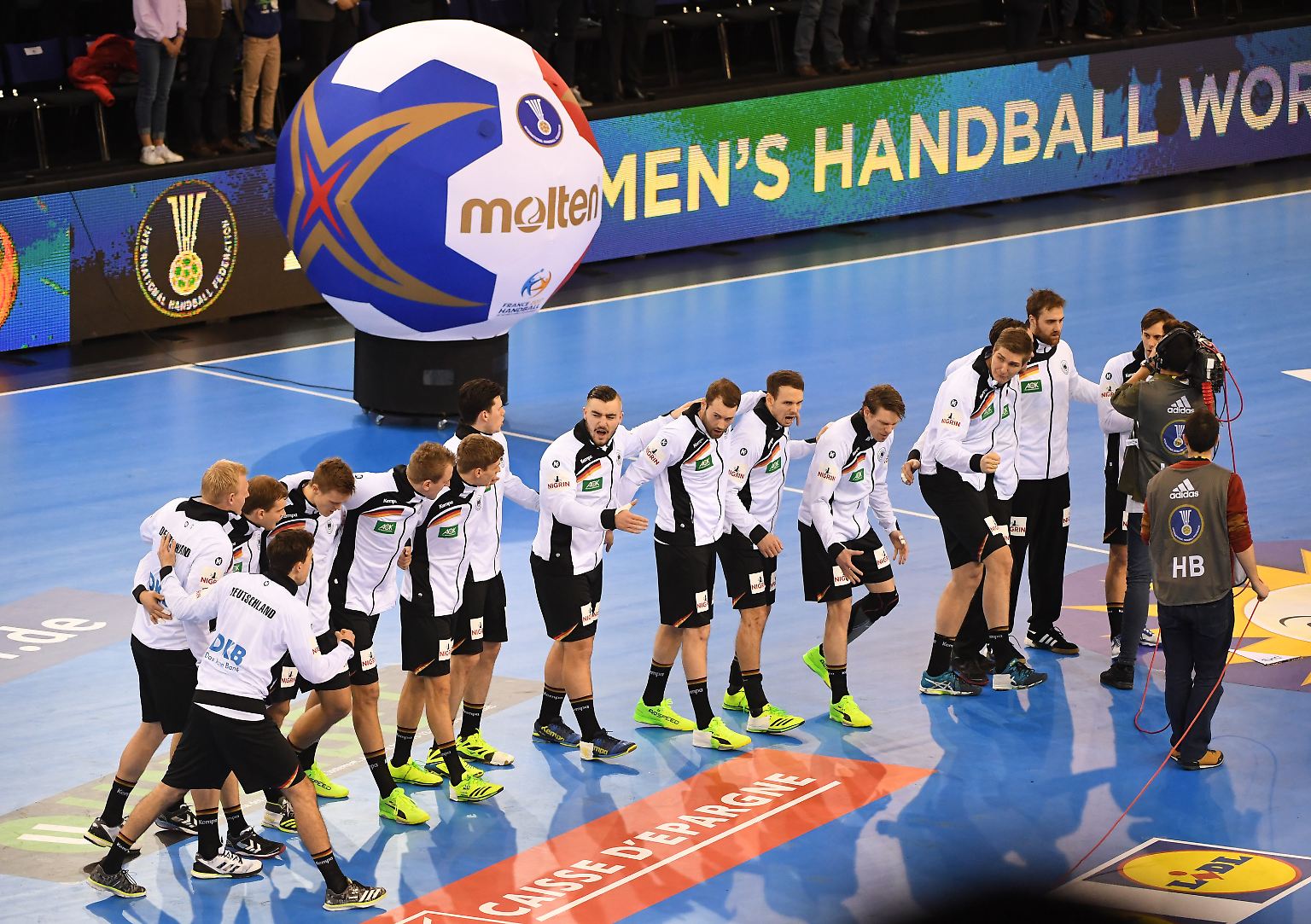 Gewackelt, aber gewonnen: Die deutschen Handballer starten mit einem 27:23-Sieg gegen Ungarn ins WM-Turnier.