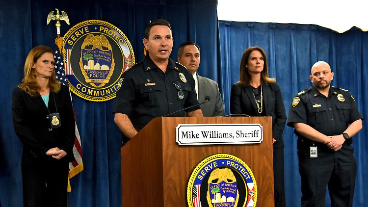 Sheriff Mike Williams informiert über die aufgeklärte Baby-Entführung.
