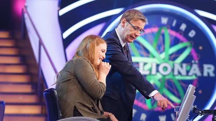 Der Moderator hilft wo er kann: Günther Jauch und Kandidatin Miriam Negelein.
