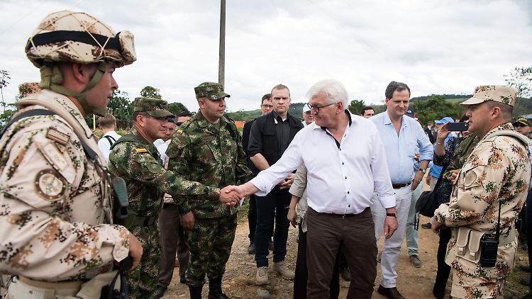 Außenminister Frank-Walter Steinmeier begrüßt Soldaten der kolumbianischen Armee in der Entwaffnungszone der Rebellen.