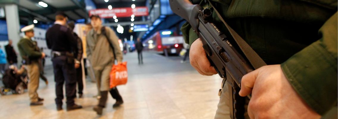Maschinenpistolen sind jetzt auch auf den Stuttgarter Hauptbahnhof zu sehen.