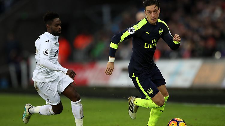 Gelungenes Comeback: Mesut Özil und seine "Gunners" fertigen Swansea City ab.