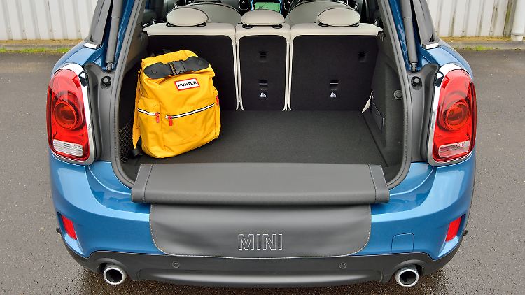 450 Liter schluckt das Gepäckabteil des Mini Countryman und mit der Picnic Bench kann man ganz famos darin sitzen.