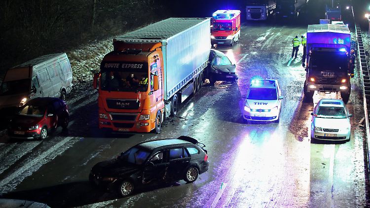 Tief "Egon" bleibt unberechenbar: Nach einem Hagelschauer verwandelte sich die A1 in eine Rutschbahn. 