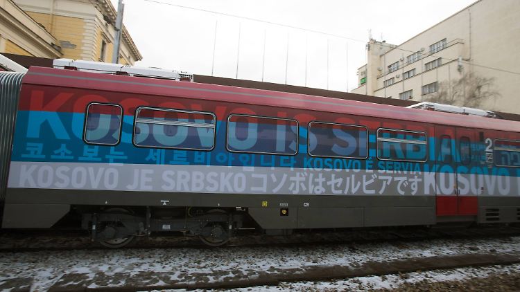 Dezent geht anders: "Kosovo ist Serbien" stand auf dem ersten Zug, der nach 18-jähriger Unterbrechung die serbisch-kosovarische Grenze überqueren sollte.