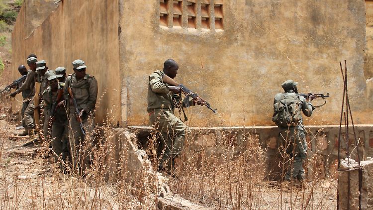 Seit 2013 wurden 65.000 afrikanische Soldaten (hier Malier im Häuserkampftraining) von Frankreich ausgebildet.
