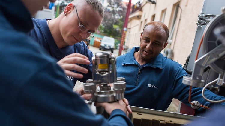 Das Institut geht davon aus, dass 2020  die Hälfte der 2015 angekommenen, erwerbsfähigen Flüchtlinge einen Job hat.